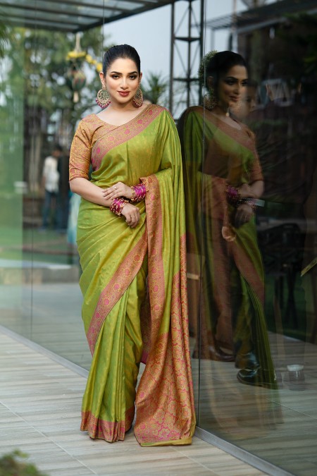 Parrot Green Soft Silk Kanchipuram Saree...